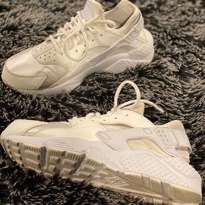 SOLD Women’s Nike Huaraches size 8/8.5